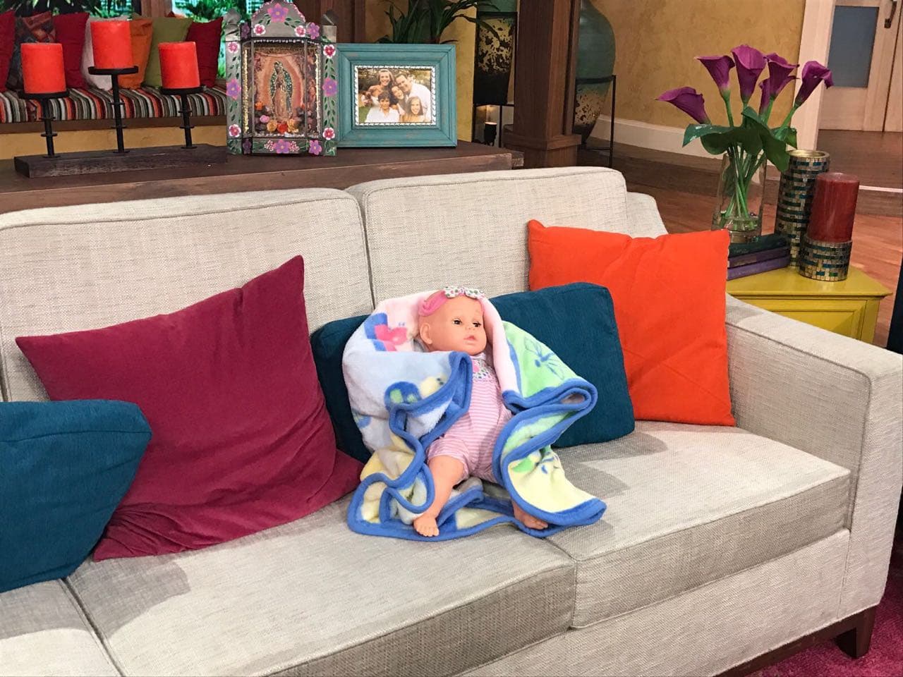 Y el bebé quedó olvidado, ¿o será que lo dejaron tomando la siesta?