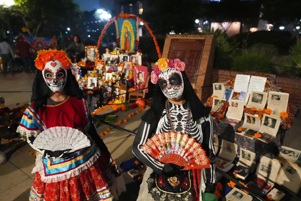 <b>Catrinas y desfiles en barrios latinos: </b>En vecindarios como Pilsen, en Chicago, o Boyle Heights, en Los Ángeles, familias y artistas desfilan con catrinas, flores y papel picado, mostrando cómo la identidad mexicana florece lejos del país.
