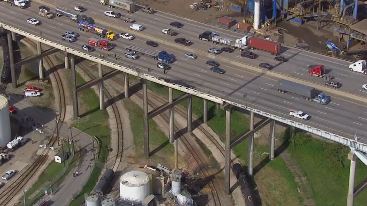 El accidente se registró alrededor de las 8:30 am de este miércoles 3 de julio en un tramo del periférico I-610, a la altura de la calle Manchester. La policía publicó un tuit en el que informa de la muerte del camionero: “Triste noticia. El conductor fue declarado muerto en la escena”.
<br>