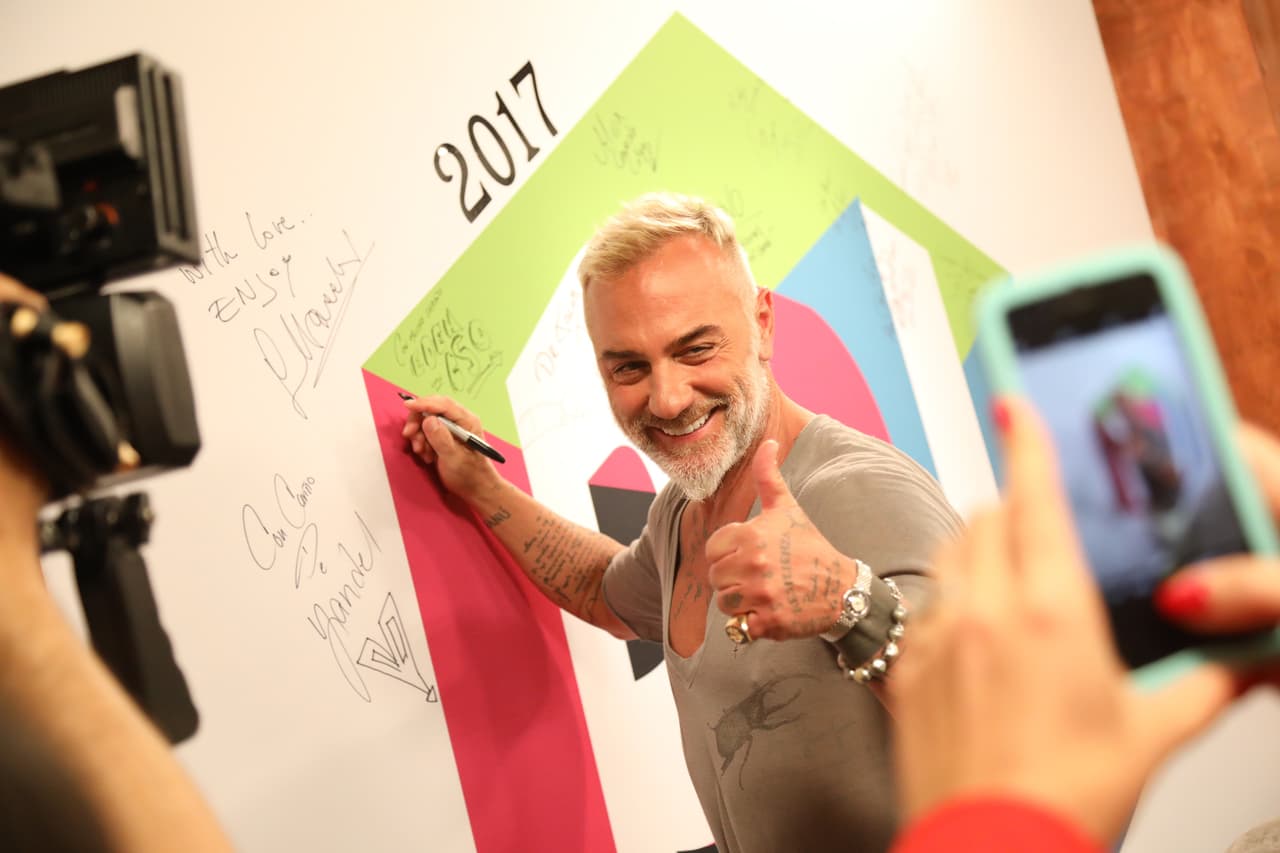 El empresario italiano dejó plasmada su firma en el set digital de Premios Juventud.