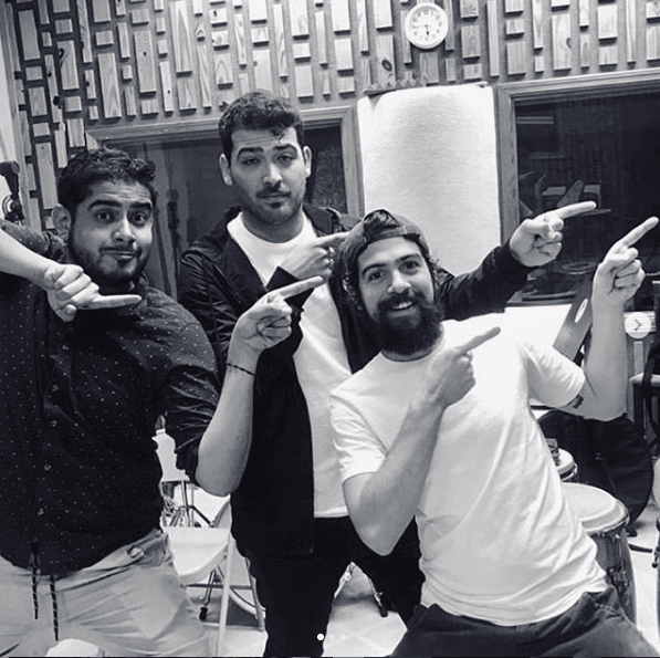 Los Rivera Destino son un grupo de sátira social, que además realiza covers de canciones adaptadas a otros géneros musicales.