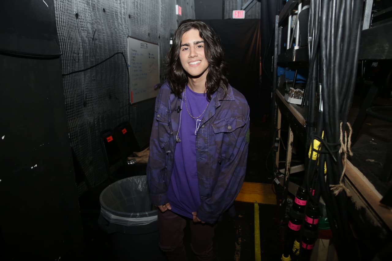 ¿Qué tal el outfit de Félix? Marcando tendencia como siempre.