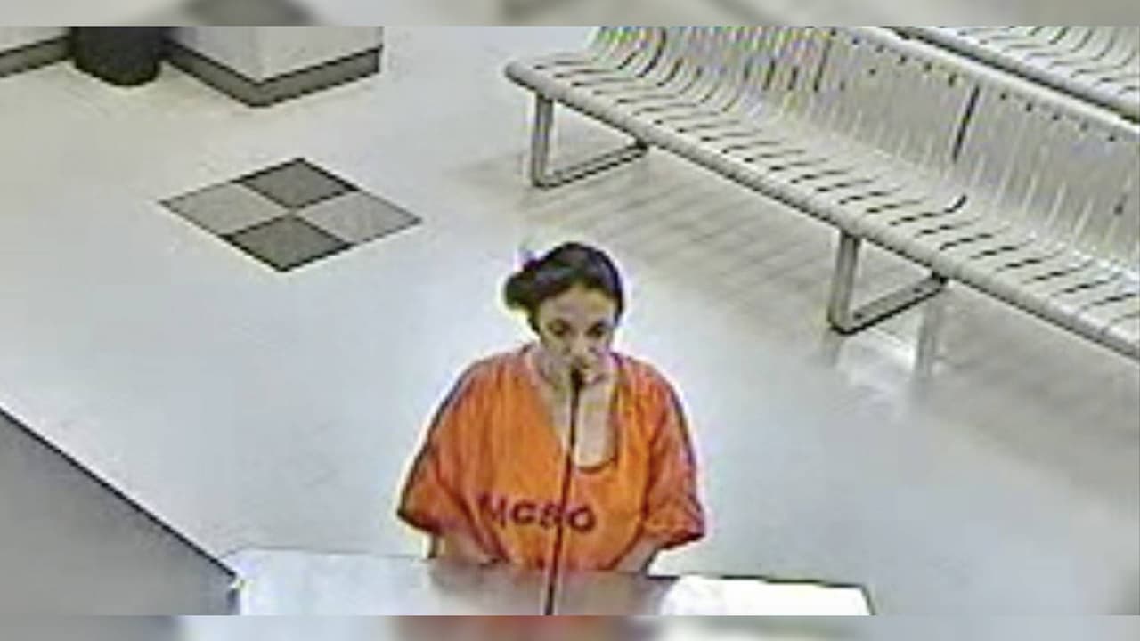 Madre confiesa que empezó a cantar mientras asfixiaba a sus tres hijos