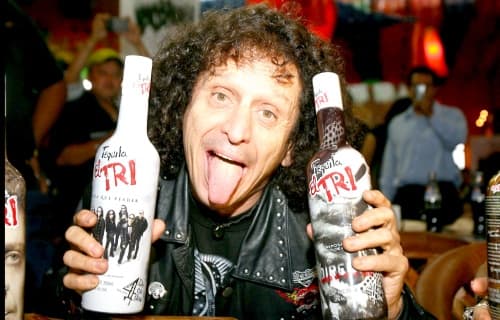 Alex Lora, el vocalista de El Tri también lanzo una edición especial cuando la agrupación cumplió 40 años de rocanrolear.