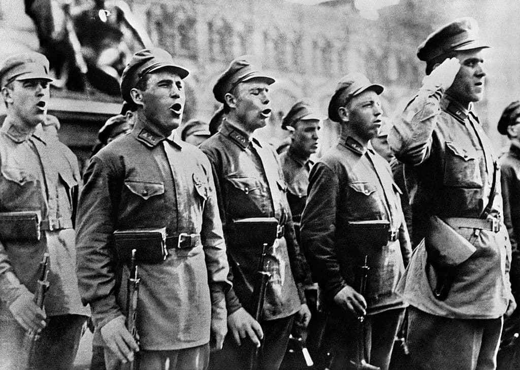 Eran unos de los pocos que hicieron giras en el extranjero durante la era soviética. Además, durante la Segunda Guerra Mundial dieron unos 1,500 conciertos a los soldados apostados en zonas de combate. En la foto, el coro canta el himno en febrero de 1943 en una ceremonia militar. (Foto de Getty Images)