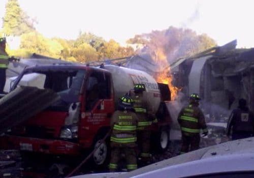 Las autoridades decidieron dejar que se consuma por completo el gas dentro del camión cisterna, por lo que el punto de la explosión sigue estando en alerta. (Imagen tomada de Twitter).