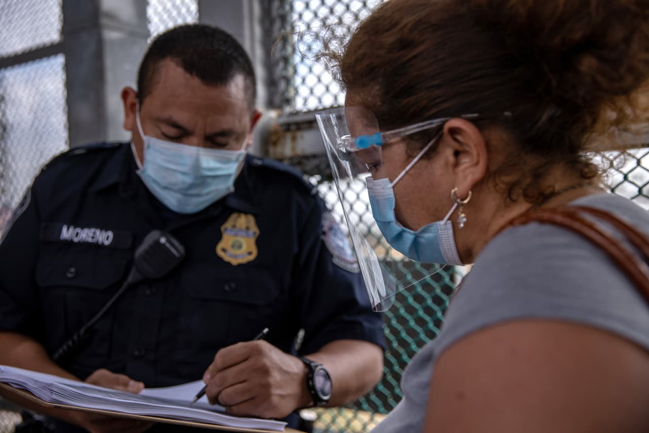 De acuerdo con la 
<b><a href="https://travel.state.gov/content/travel/en/traveladvisories/traveladvisories/mexico-travel-advisory.html" target="_blank">alerta de viaje</a></b>, se recomienda a los estadounidenses no viajar
<b> </b>a los siguientes estados ante la ola de inseguridad: 
<b>Colima, Guerrero, Michoacán, Sinaloa y Tamaulipas.</b>