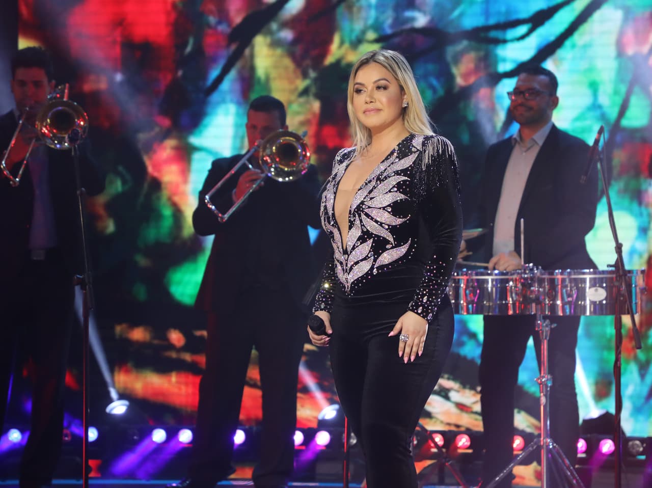 "Decidí no participar en el tour, porque siento que hace falta una conversación, que es mucho más importante que ir de tour con mi familia. Hay muchas cosas de las que tenemos que hablar; 
<b>hay muchos asuntos sin resolver</b>", sentenció Chiquis Rivera.