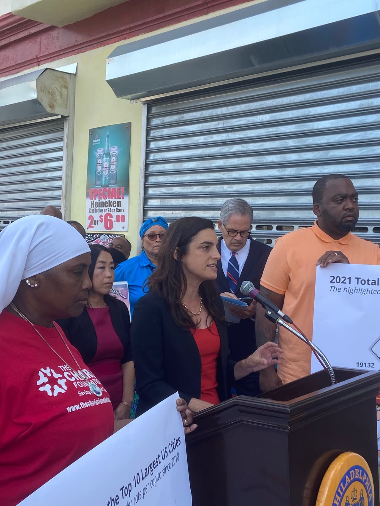 Algunos de los oradores reconocieron que gran parte de lo que está impulsando la violencia con armas de fuego permanece fuera del control de la ciudad, como la negativa de Harrisburg a permitir que Filadelfia regule el flujo de armas a la ciudad, el desmantelamiento de los programas federales contra la pobreza en los últimos 40 años y el Aumento de tiroteos alimentado por la pandemia en todo el país.