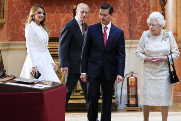 Acorde a su agenda, Angélica Rivera y el expresidente visitaron una exposición sobre México en el Palacio de Buckingham acompañados de Carlos de Gales, quien ahora es el nuevo monarca británico, el rey Carlos III.