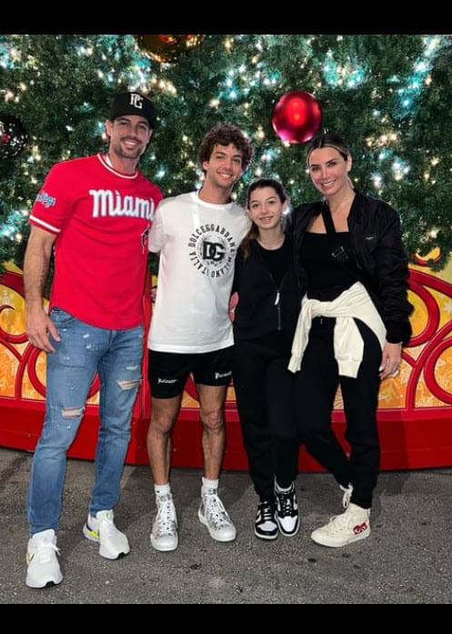 El adolescente colgó esta foto este domingo 1 de enero en la que se le ve
<b><a href="https://www.univision.com/famosos/elizabeth-gutierrez-hija-kailey-fotos" target="_blank">junto a su hermana Kailey</a></b>, de 12 años, y a sus famosos padres quienes están muy contentos.
<br>