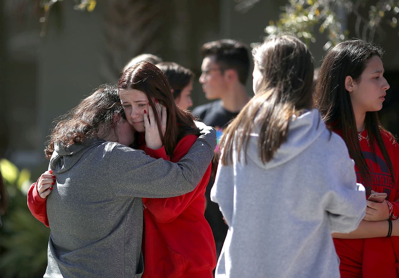 Un grupo de estudiantes de la secundaria Marjory Stoneman Douglas reunidos en un parque de Parkland, Florida. La escuela suspendió la clases por el resto de la semana.