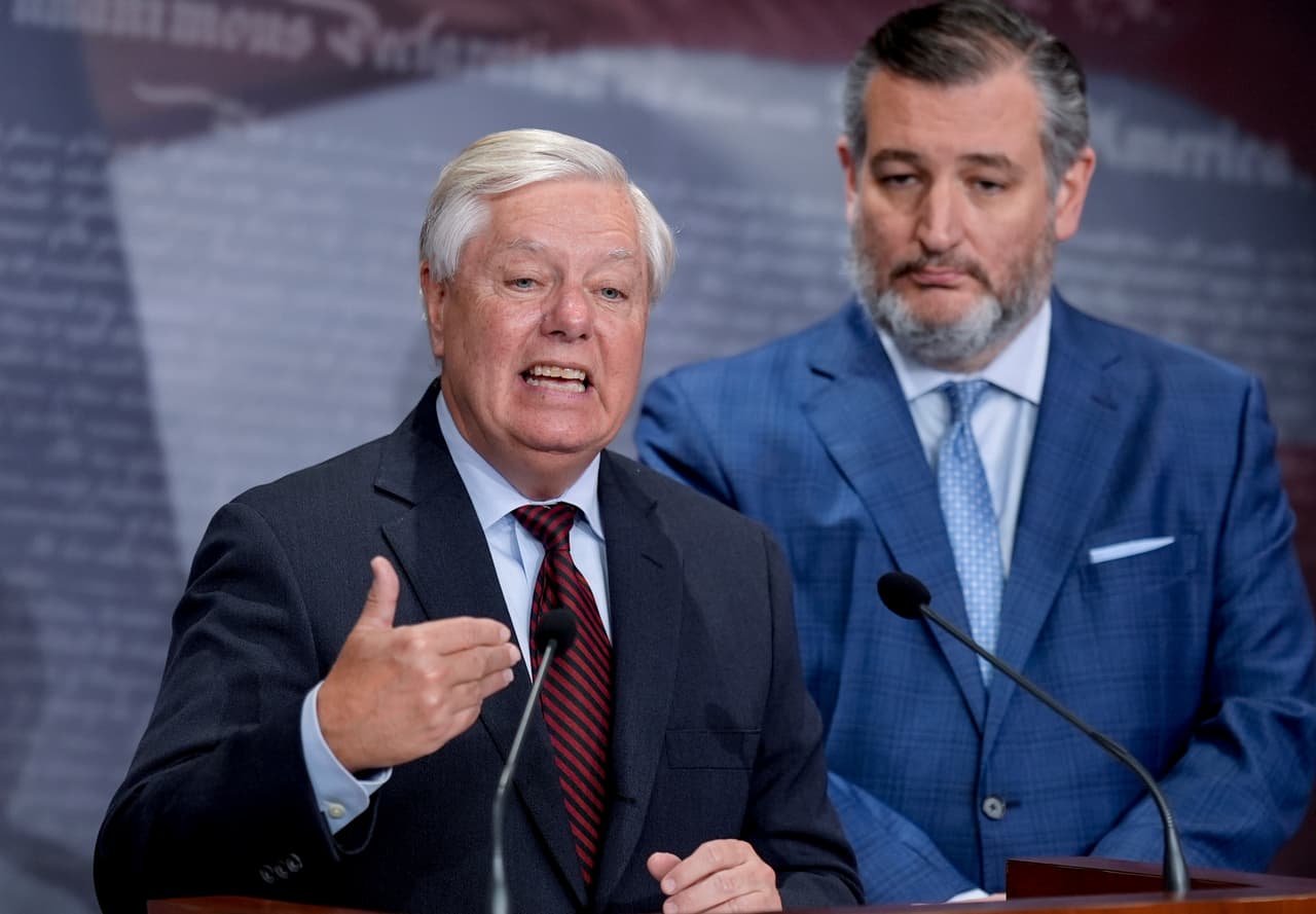 El senador Lindsey Graham, republicano por Carolina del Sur (izquierda), acompañado por el senador Ted Cruz, republicano por Texas.