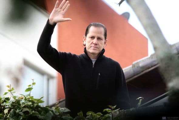 Febrero 16- El director del diario ecuatoriano El Universo, Carlos Pérez, es acusado por injurias al presidente de Ecuador, Rafael Correa. Ante esto el presidente de Panamá, Ricardo Martinelli, le concedió asilo en la embajada panameña en Quito.