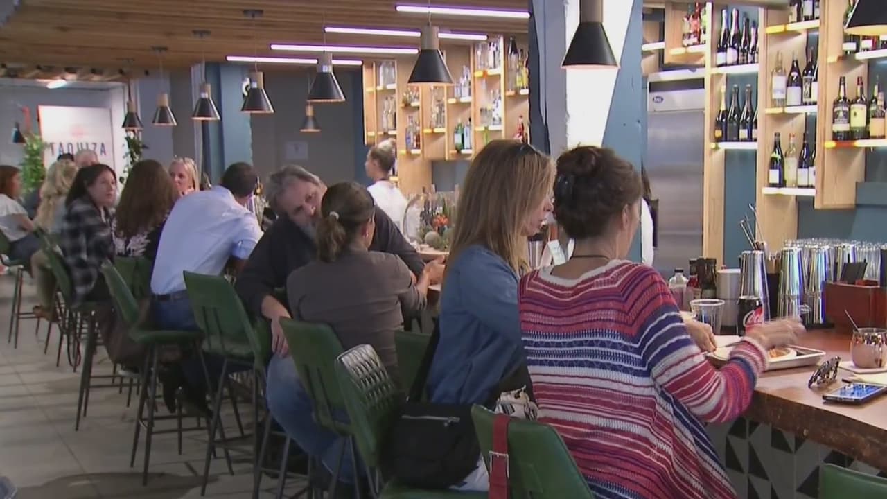 Food halls, los nuevos espacios que reúnen varios tipos de comida y que toman fuerza en Miami