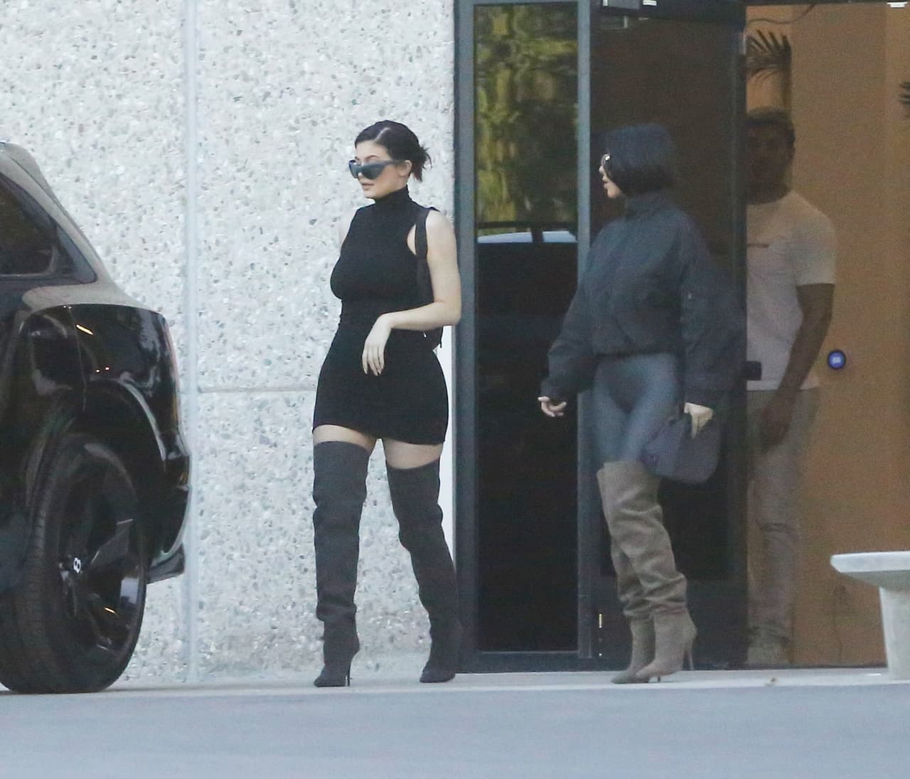 No es la primera vez que aparecen clones de la segunda de las Kardashian para promover las piezas Yeezy.