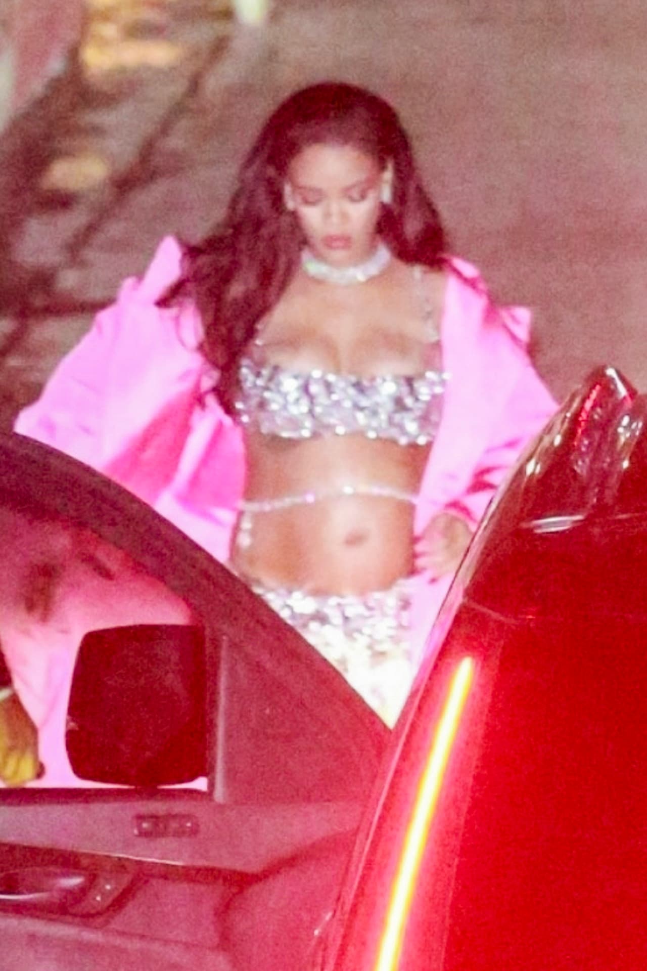 Con este look, Rihanna usó una cadena de diamantes sobre su pancita de embarazada
