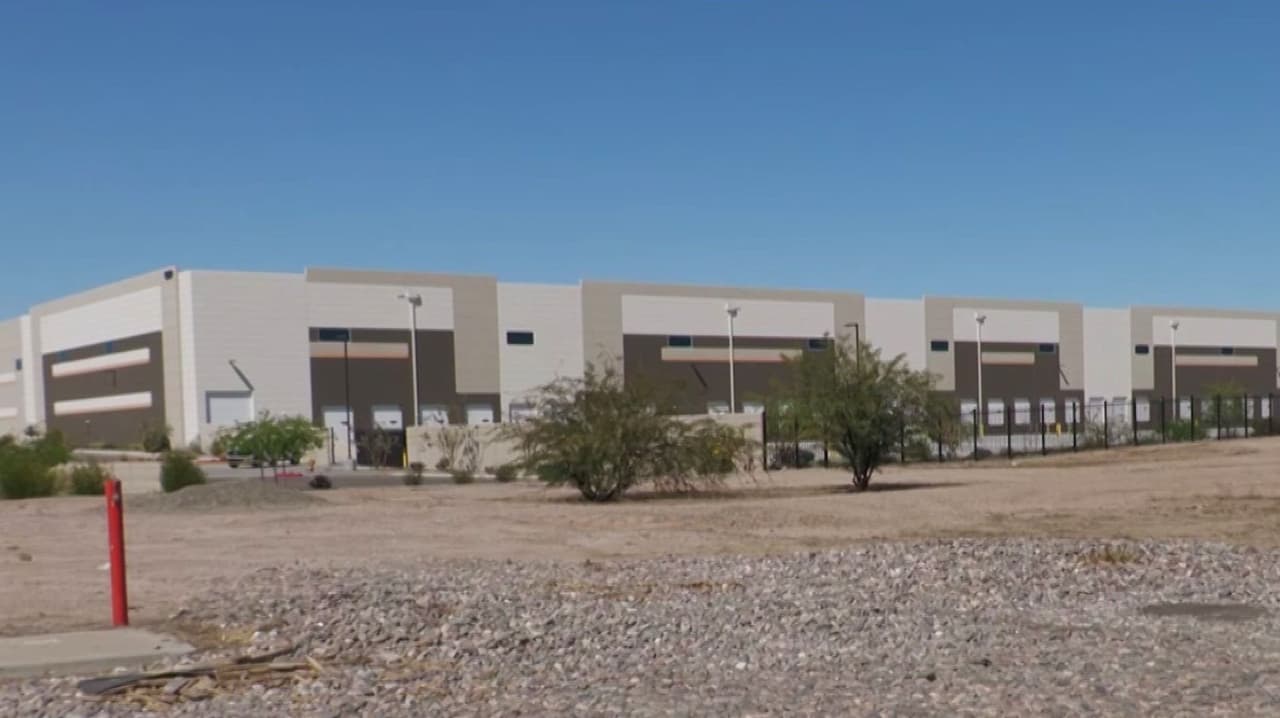 Fiscal de Arizona busca frenar centro de detención ICE en Surprise y presenta demanda