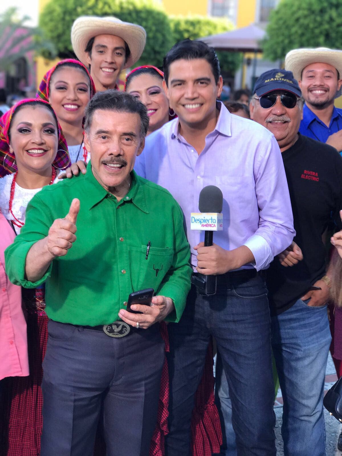 Orlando Segura desde Los Ángeles, muy bien acompañado de Don Pedro Rivera.