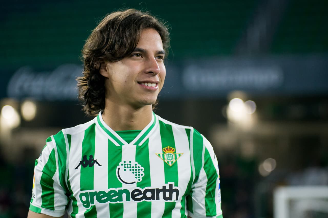 El mexicano Diego Lainez, de 18 años, fue presentado como nuevo jugador de Betis, luego de una práctica en la que estuvo acompañado de su compatriota Andrés Guardado y compartió con el equipo.