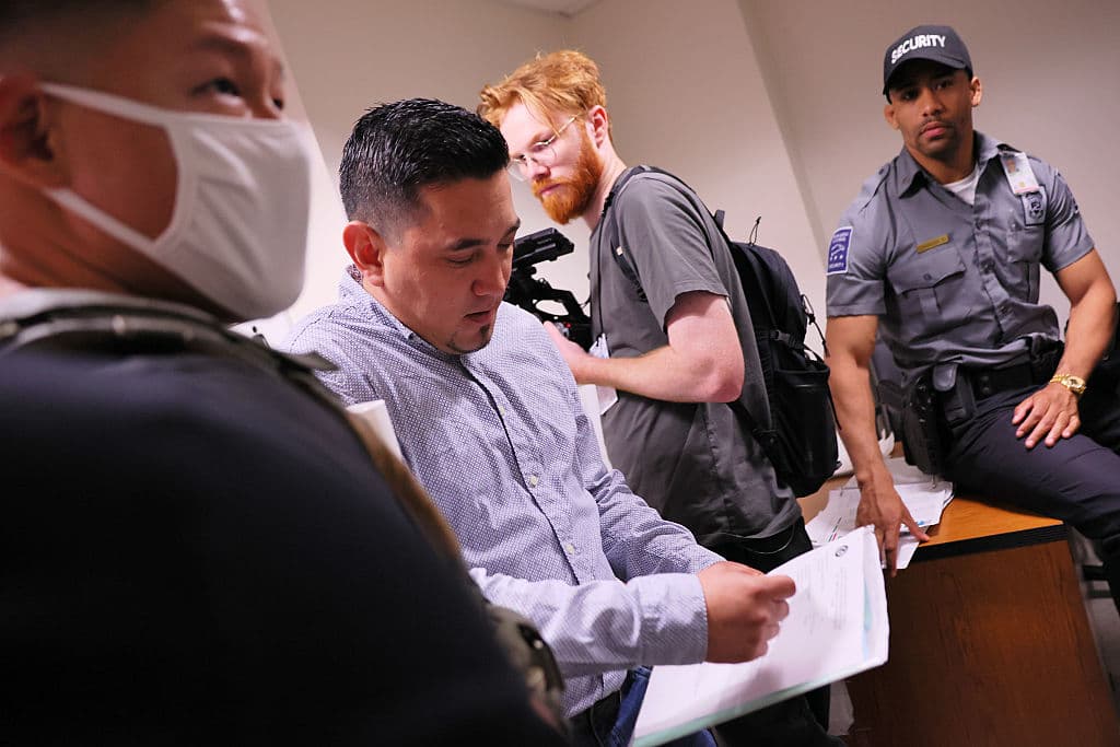 Agentes de ICE arrestan a un hombre tras su audiencia en el Jacob K. Javitz Federal Building el 30 de junio de 2025 en Nueva York. Las operaciones intensificadas de ICE, que han duplicado los arrestos en 38 estados según UC Berkeley, generan preocupación entre las comunidades migrantes. (Foto por Michael M. Santiago/Getty Images)
<br>