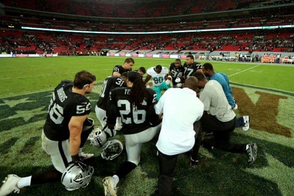 Jugadores oran en el terreno de juego después del partido de la NFL entre los Raiders de Oakland y los Delfines de Miami, en el estadio de Wembley el 28 de septiembre de 2014 en Londres, Inglaterra.