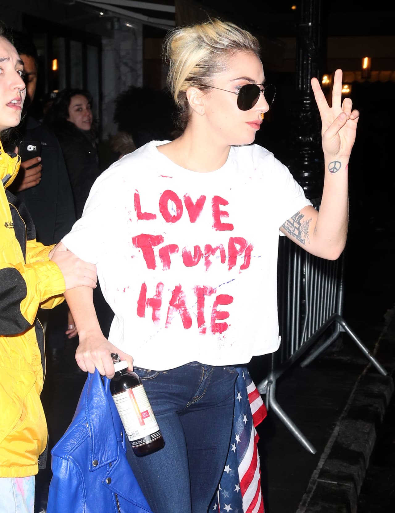 Acostumbrada a llamar la atención, la cantante 
<b><a href="https://www.univision.com/musica/lady-gaga-donde-estas">Lady Gaga</a></b> promocionó el amor en momentos en que el discurso político mantiene dividido a este país.