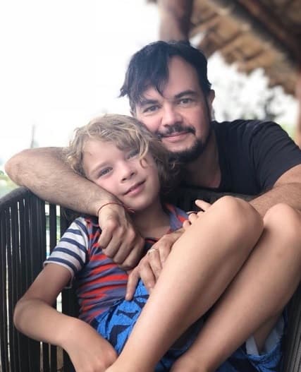 Aleks Syntek, cuyo verdadero nombre es Raúl Escajadillo, tiene dos hijos fruto de la relaci´ón con su esposa Karen Coronado: 
<b>Natalia</b> y 
<b>Matías.</b>