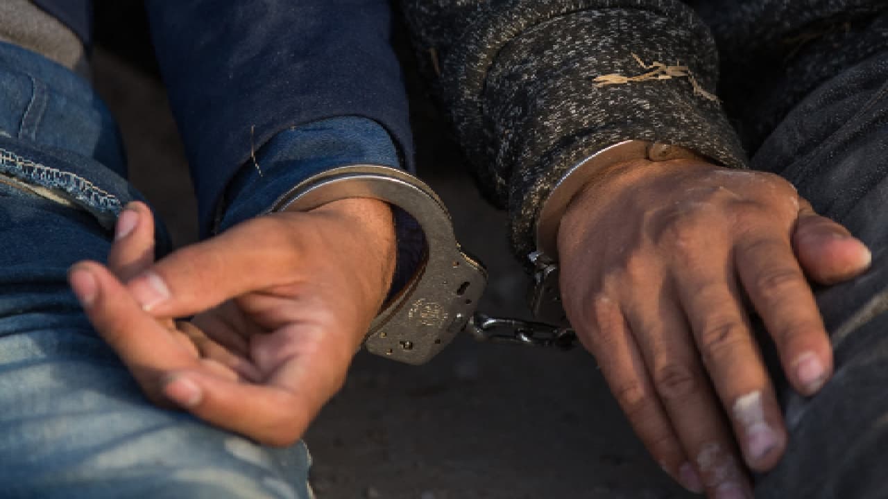 Grupo de cubanos con I-220A demandará al gobierno para asegurar su estatus migratorio