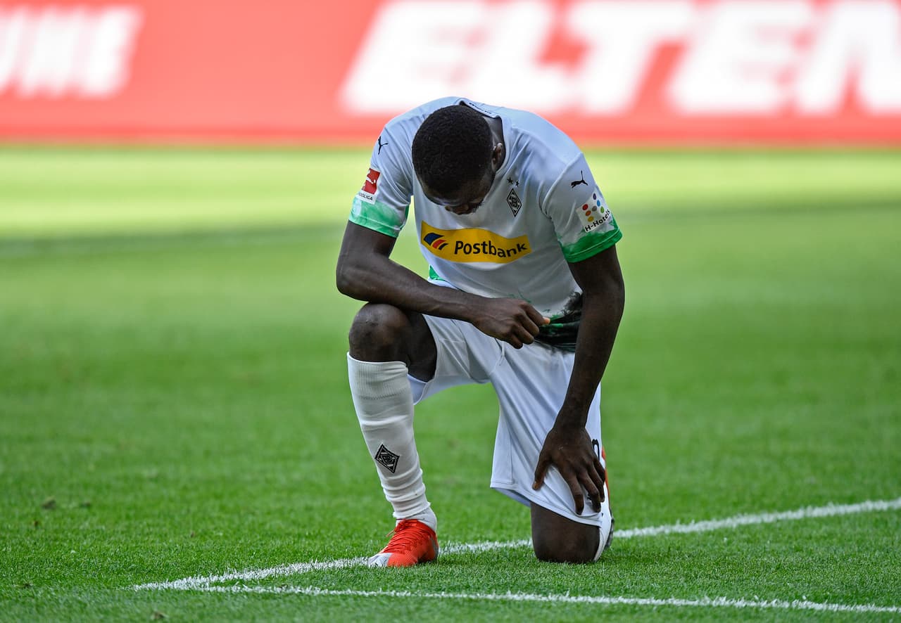 Marcus Thuram, del Borussia Mönchengladbach, se hincó tras anotar un gol en el juego ante Union Berlín.