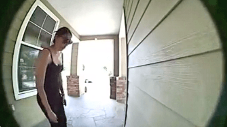 Captan en video a una ‘disimulada’ mujer que toma un paquete de la puerta de una casa