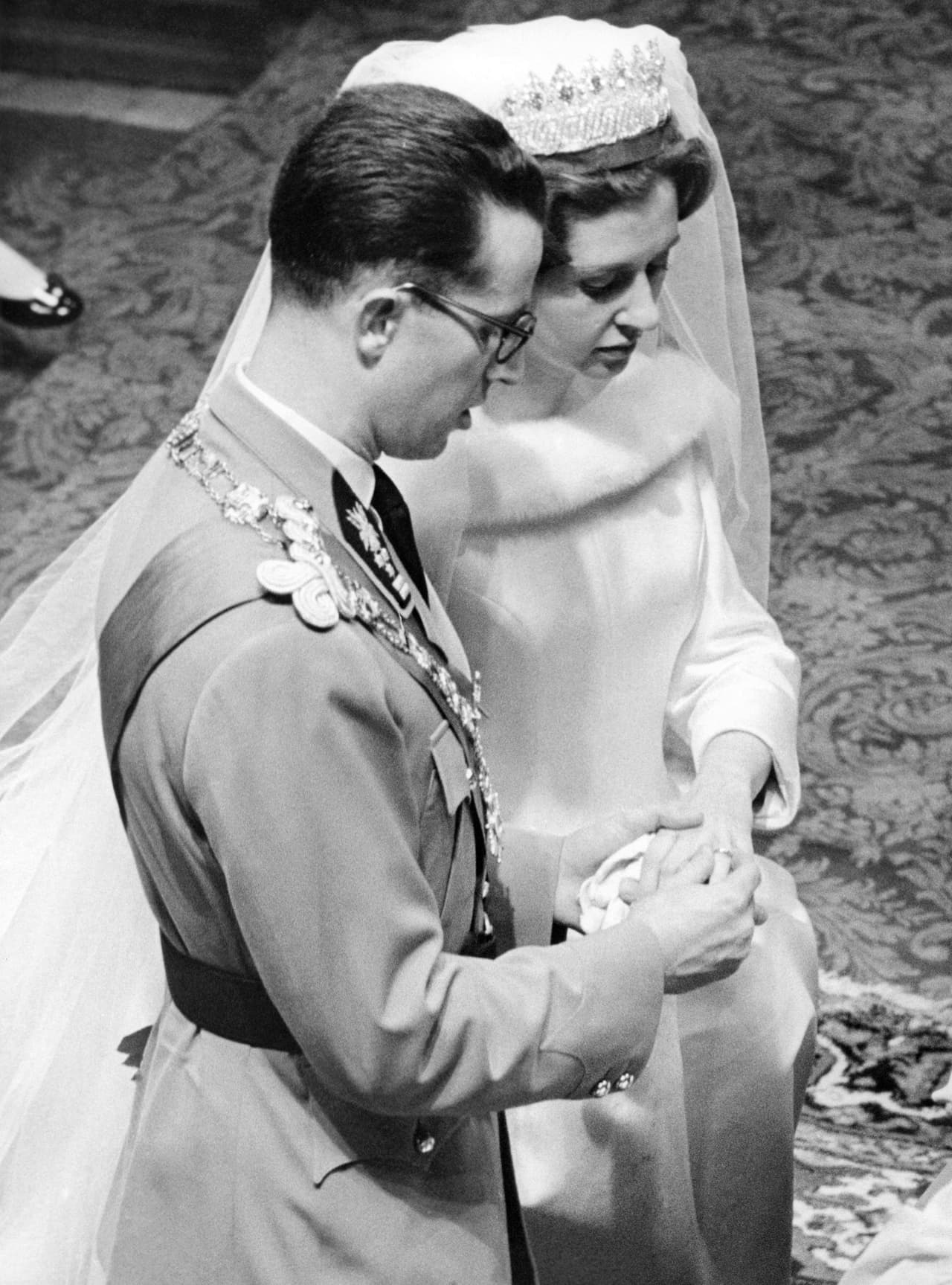 <b>1960 - Fabiola and King Baudouin of Belgium</b>
<br>In the wake of their 
<a href="http://www.revistavanityfair.es/realeza/articulos/tragica-vida-reina-fabiola-belgica-aniversario-muerte/23179">secret love story</a>, the Spanish aristocrat chose a gown of tulle and white silk, with ¾ sleeves and a high neckline, edged in ermine, created by hand, by the legendary designer Cristóbal Balenciaga.