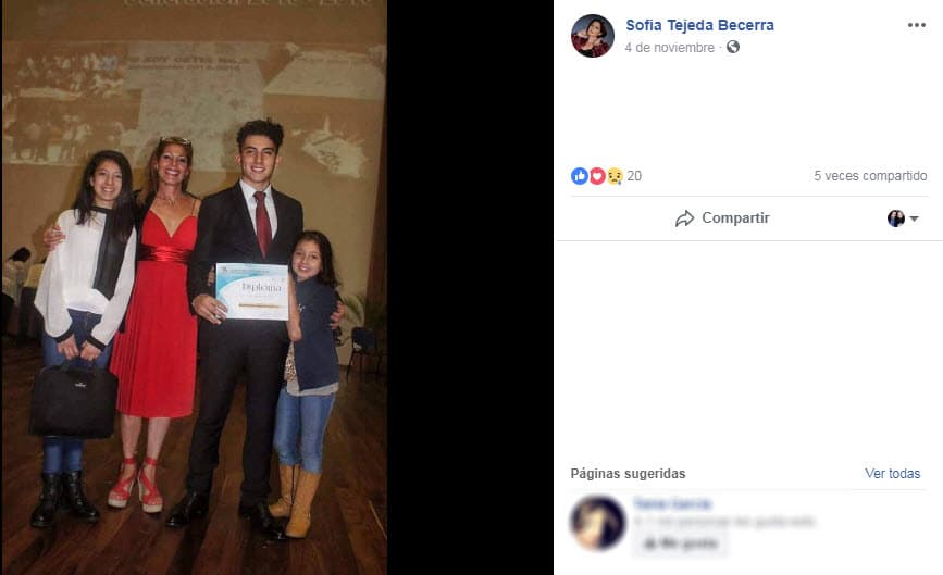 Además de publicar el mensaje, su hija compartió esta emotiva fotografía de Sofía Tejeda junto a sus hijos.
