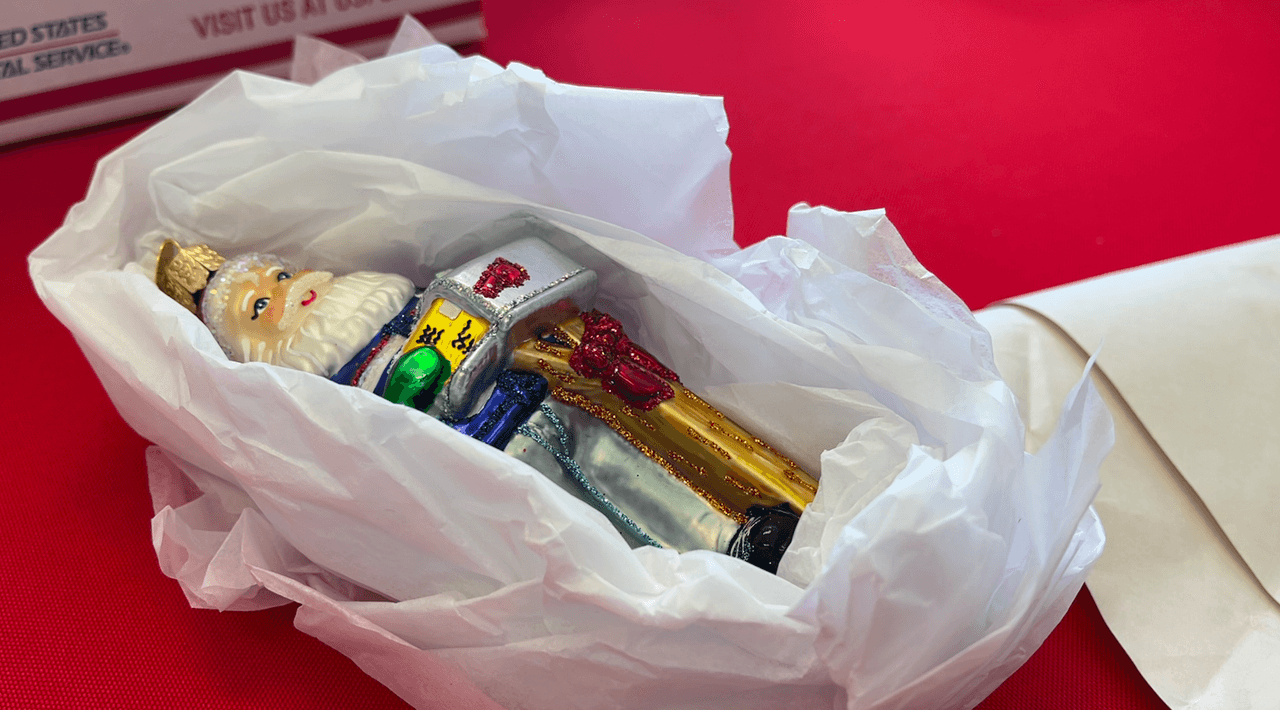 Se te recomienda que cubras muy bien regalos de materiales delicados, ya sea con una capa de papel y otra de plástico.
<br>