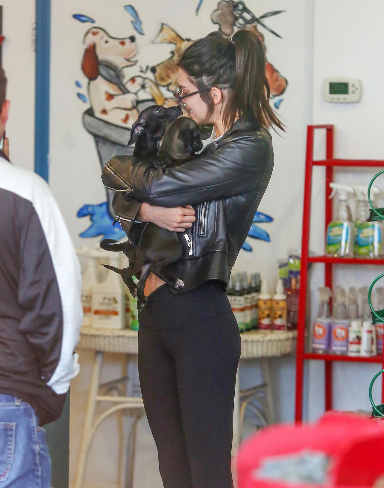 ¿Regresará Jenner a la tienda por esos cachorritos que tanto la enamoraron?