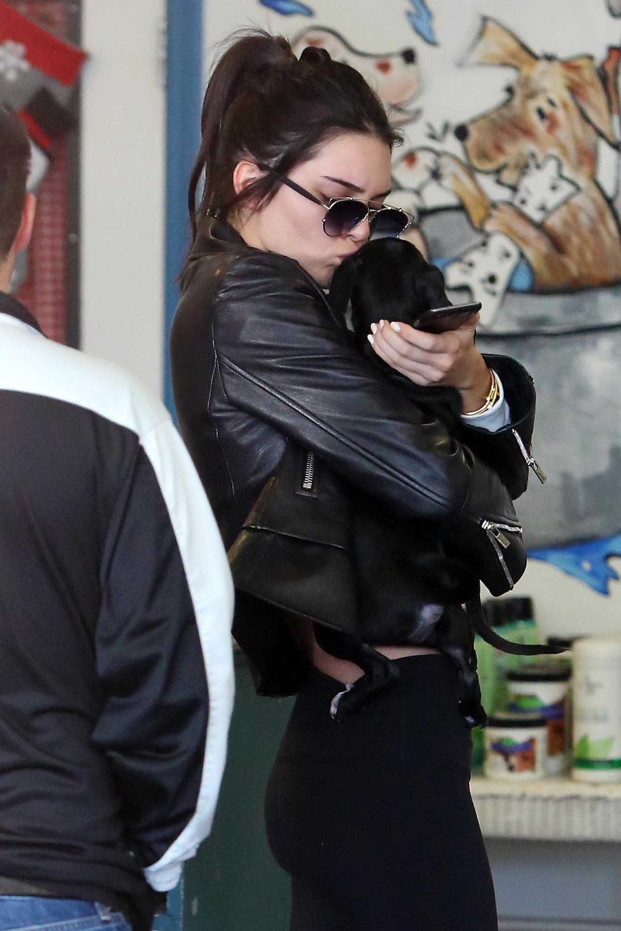 Y hasta besitos les daba.