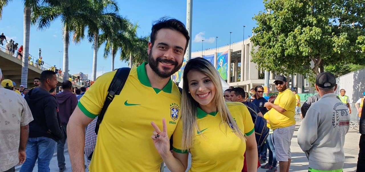 Los fanáticos sudamericanos están listos en las afueras del Estadio Maracaná para la Final de la Copa América que protagonizarán las selecciones de Brasil y Perú.