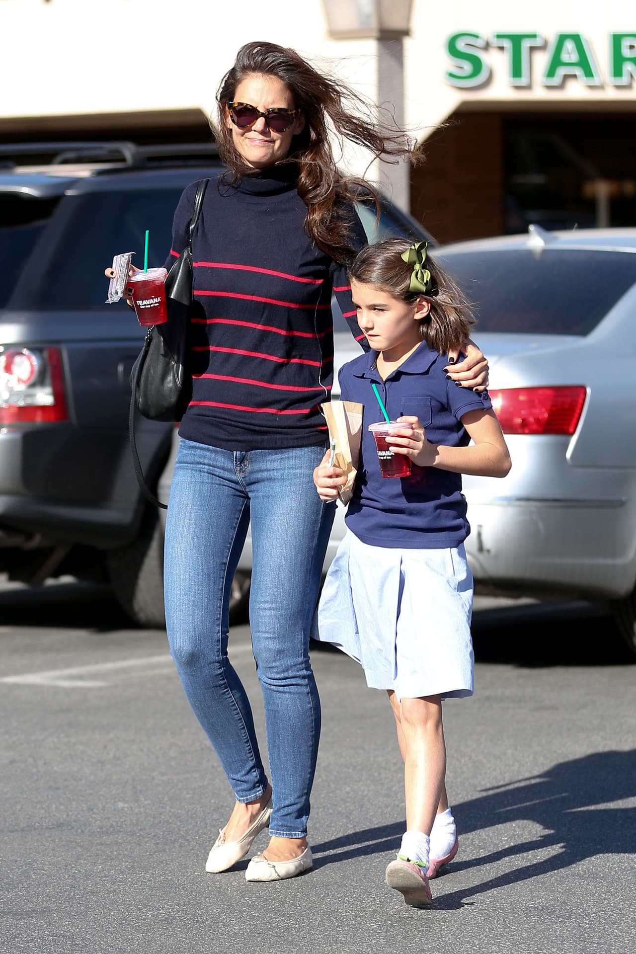 Tonalidades más sobrias a las que Suri Cruise les da un detalle de color para vestir muy chic.