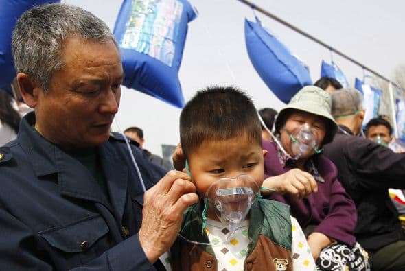Mucha gente mayor ayudaba a sus niños a ponerse las mascarillas.