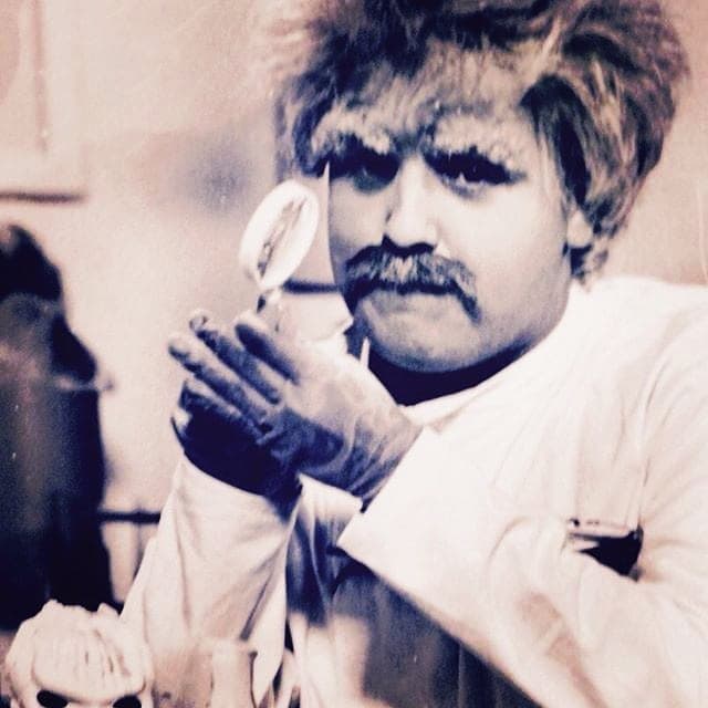 Raúl González también retrocedió en el tiempo y nos mostró a uno de los personajes a los que dio vida en 1991 en Venezuela. Nuestro conductor se llenó de nostálgia al recordar a El Profesor Sabelov Todoroski que interpretaba en el programa 'Chamocropolis'.