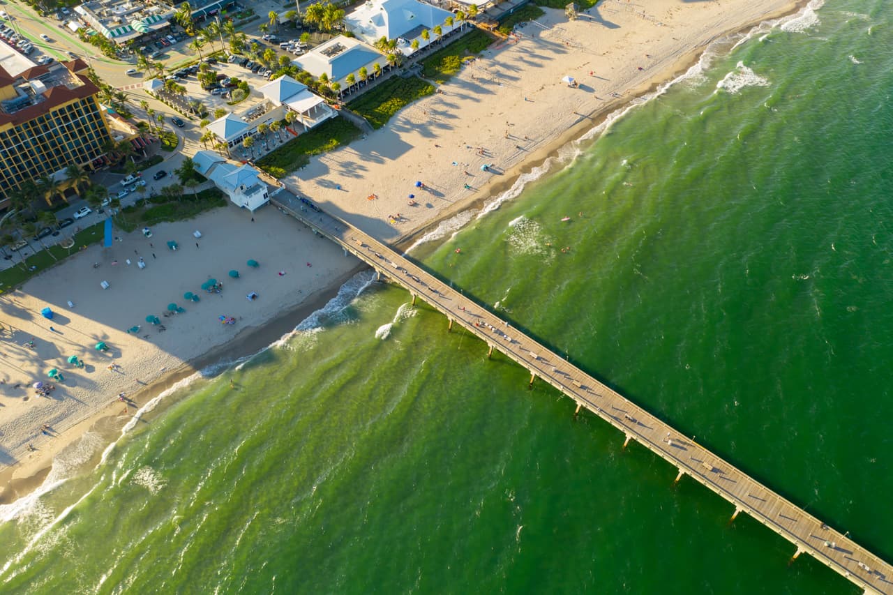 <h3 class="cms-H3-H3">5. Deerfield Beach, Florida</h3>
<br>
<br>👉
<b> Población de origen extranjero (2020): </b>37.6% (+6.1% desde 2016)
<br>
<br>👉
<b> Mayor grupo de inmigrantes: </b>brasileños.
<br>
<br>👉
<b>Otros grupos de inmigrantes: </b>haitianos, colombianos, canadienses.
<br>
<br>👉
<b>Población total: </b>80,822 habitantes.
<br>