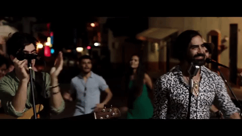 El cantante Alejandro Fernández hizo mancuerna con el grupo 'Morat', con quienes grabó el tema 'Se que te duele' al ritmo de este pegajoso ritmo. El tema forma parte del album 'Rompiendo fronteras'.