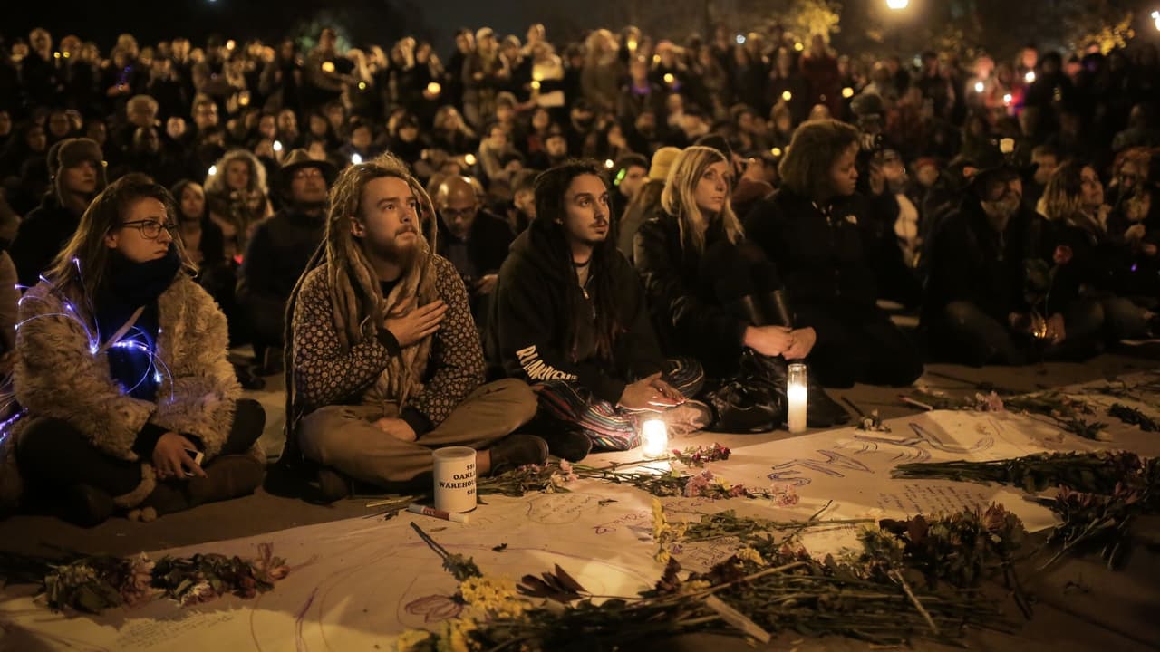 Cientos de personas durante una vigilia en Oakland después de que 36 personas murieran en el incendio.