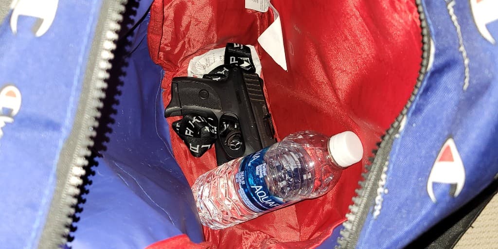 Allí encontraron a un ciudadano mexicano con una visa vencida y un arma de fuego robada.