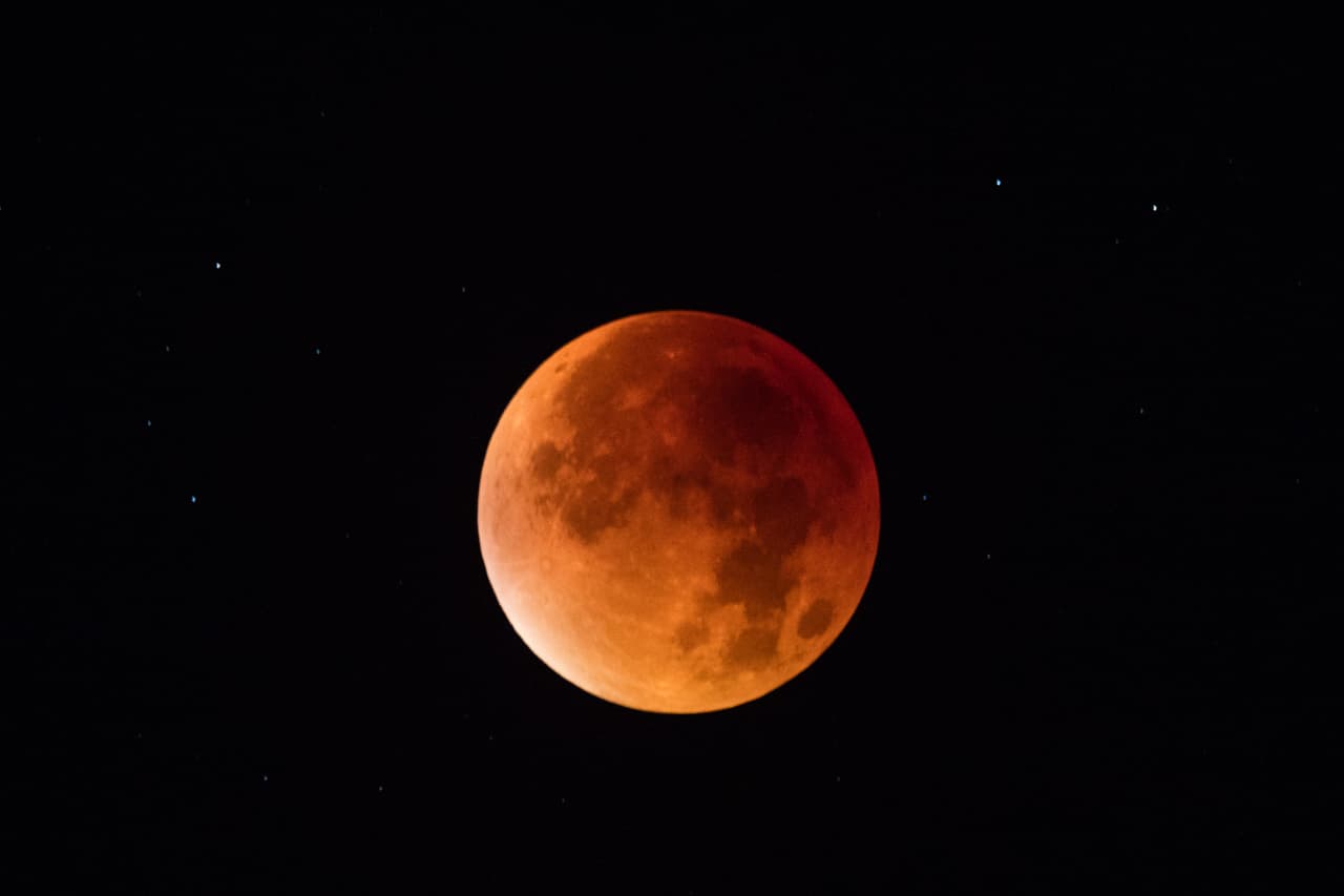 Resolvemos todas tus preguntas sobre el eclipse total de luna de este domingo