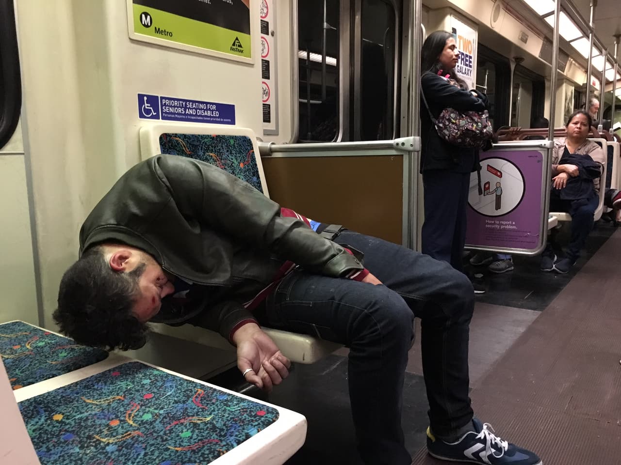 Un joven duerme en un vagón de la Línea Roja del metro.