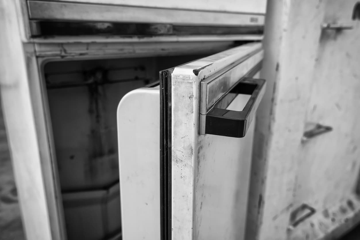 Tenía orden de aprehensión y lo encontraron muerto en un congelador en el que quiso esconderse de la policía