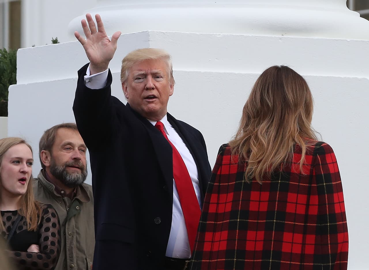 Finalmente, Trump se despidió de los miembros de la prensa y del personal de la Casa Blanca presentes en la tradicional llegada del árbol.