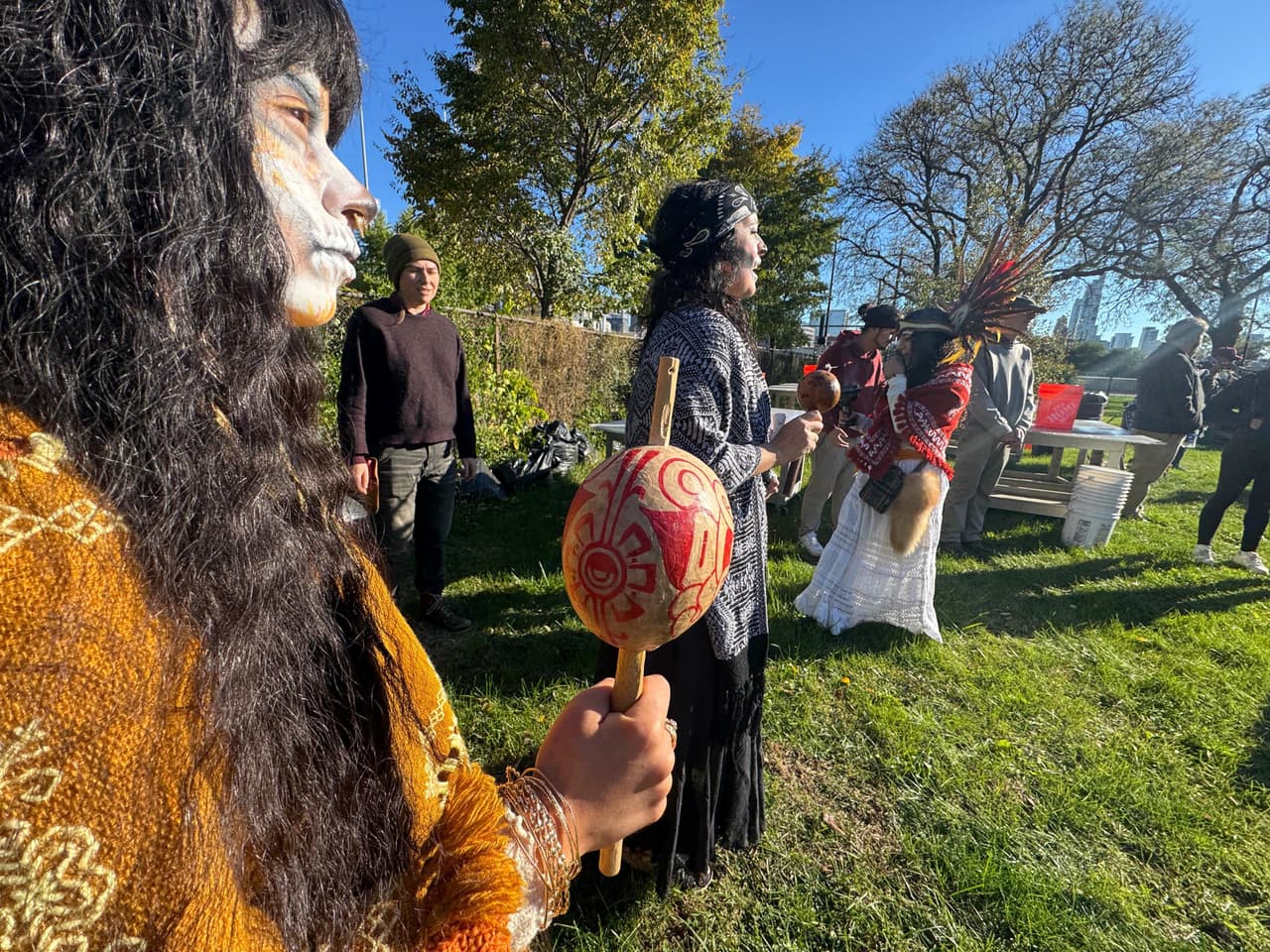 El Día de Muertos representa 
<b>una nueva oportunidad para recordar a quienes más se ama</b>, pero también para mantener viva una tradición milenaria
<b> que enseña a ver la muerte no como un final, sino como un reencuentro.</b>
<br>