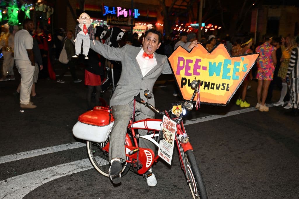 Como antes de la pausa por la pandemia del covid-19, los participantes del carnaval de Halloween salieron dispuestos a impresionar, sumando al disfraz otros elementos, como hizo este 'Pee-Wee
<i> </i>Herman'.